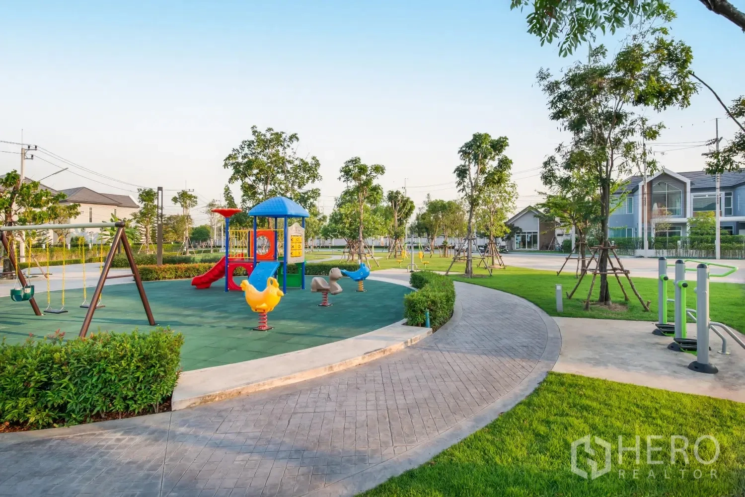独栋房屋 for rent in Lam Luk Ka, Pathum Thani - 社区公园配儿童游乐场、秋千与步行道。