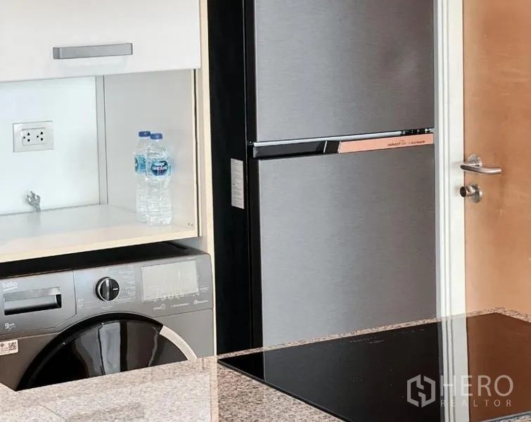 คอนโด ขายในWatthana, Bangkok - ภาพโคลสอัปเครื่องใช้ไฟฟ้า ครบทั้งเครื่องซักผ้าและตู้เย็น