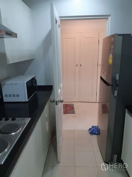 คอนโด ให้เช่าในKhlong Toei, Bangkok - มุมครัวกะทัดรัดพร้อมเตาไฟฟ้า เครื่องดูดควัน และไมโครเวฟ