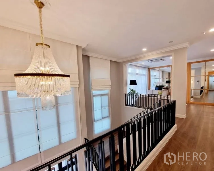 บ้าน ให้เช่าในSaphan Sung, Bangkok - โถงชั้นบน โคมระย้าคริสตัล ราวกันตกสีดำ และพื้นไม้