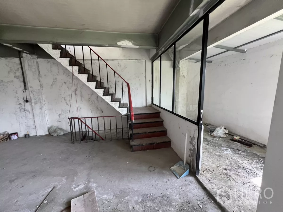 店屋 出售在Suan Luang, Bangkok - 楼梯旁新装铝合金玻璃隔断，展示毛坯内饰。