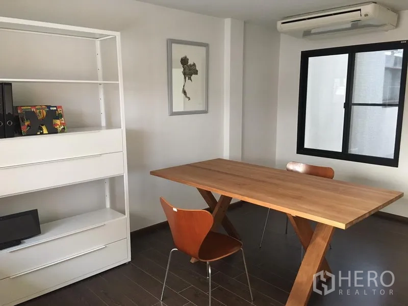 ทาวน์เฮาส์ ให้เช่าในKhlong Toei, Bangkok - ห้องอเนกประสงค์สว่าง โต๊ะไม้ ชั้นวางของ และเครื่องปรับอากาศ