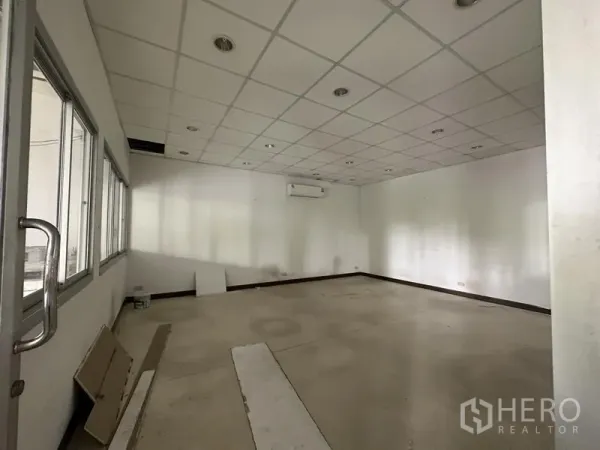 คลังสินค้า ให้เช่าในLat Krabang, Bangkok - ห้องออฟฟิศภายใน เพดานหลุม ติดเครื่องปรับอากาศ มีหน้าต่างมองเห็นโกดัง