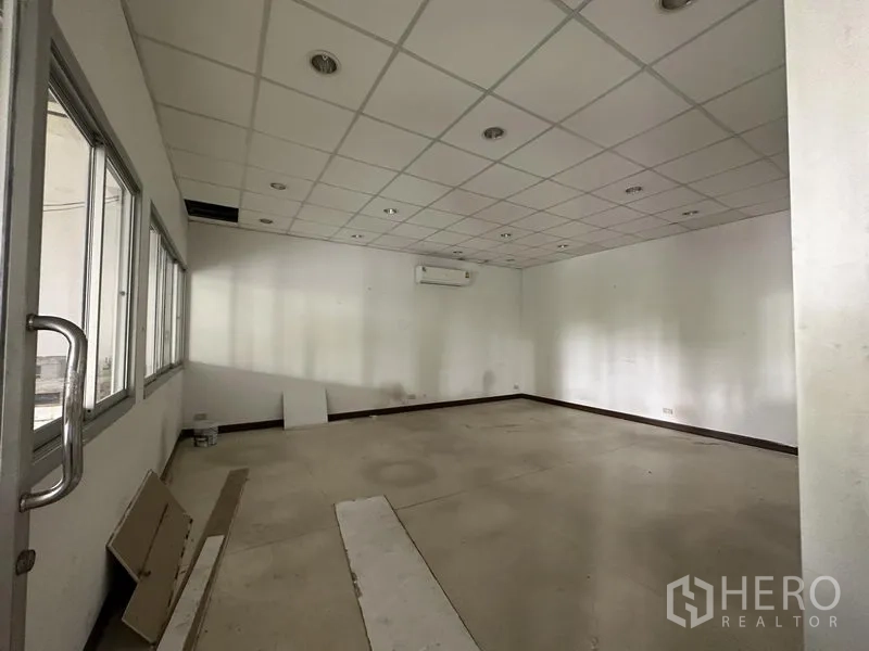 คลังสินค้า ให้เช่าในLat Krabang, Bangkok - ห้องออฟฟิศภายใน เพดานหลุม ติดเครื่องปรับอากาศ มีหน้าต่างมองเห็นโกดัง