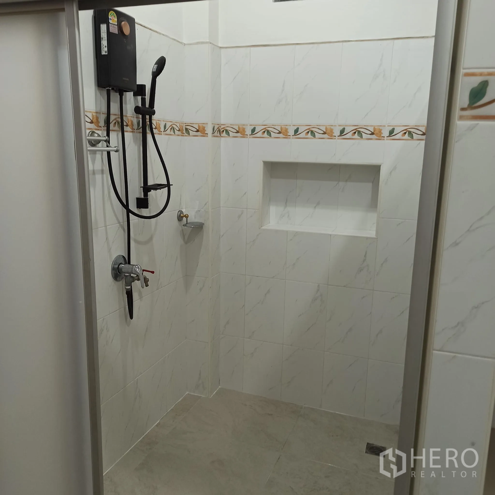 Townhouse for rent in Wang Thonglang, Bangkok - Tiled shower area with electric water heater and handheld shower.