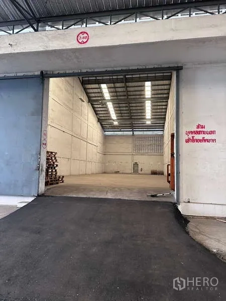 คลังสินค้า ให้เช่าในMueang Samut Prakan, Samut Prakan - ประตูบานเลื่อนขนาดใหญ่พร้อมทางลาด เปิดสู่โกดังเพดานสูงแสงสว่างทั่วถึง