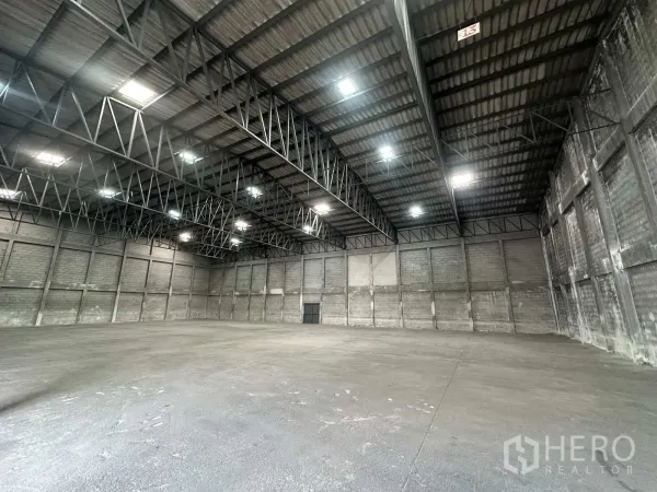 คลังสินค้า ให้เช่าในPhra Nakhon Si Ayutthaya - มุมมองภายใน โครงหลังคาเหล็กและไฟส่องสว่างเต็มพื้นที่
