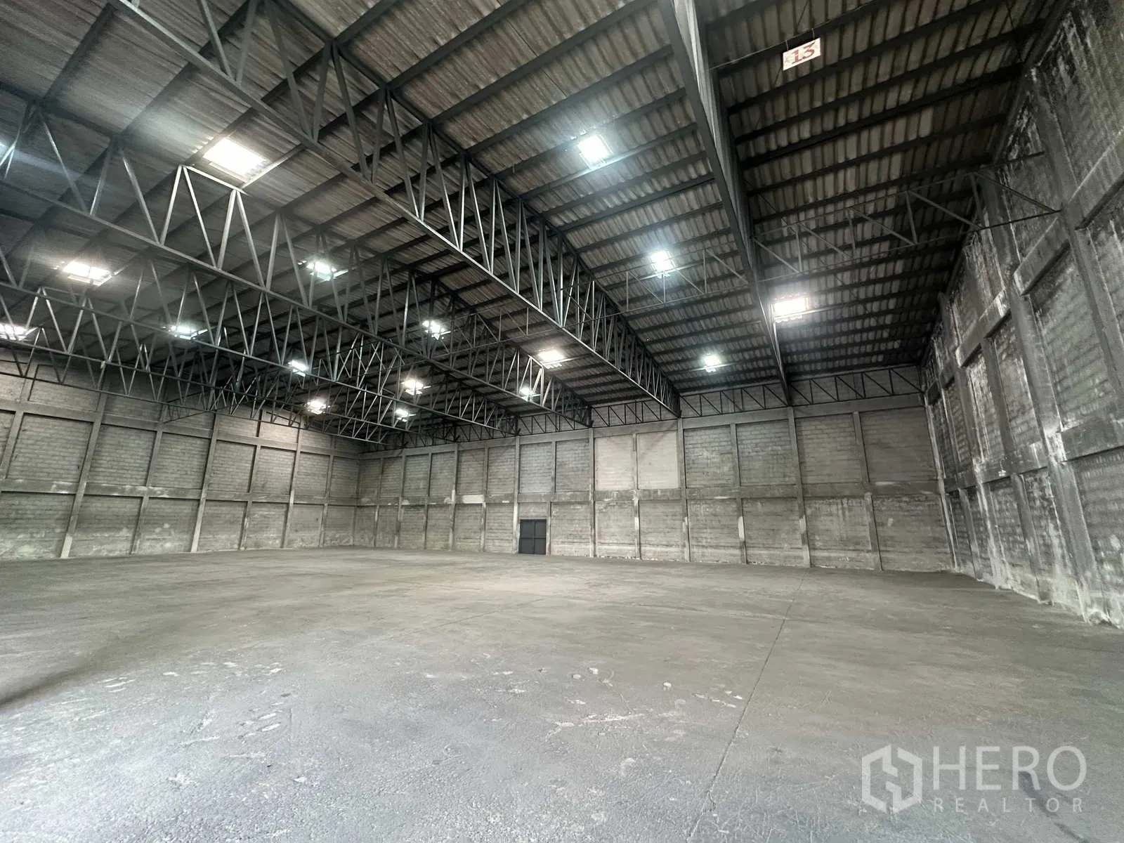 คลังสินค้า ให้เช่าในPhra Nakhon Si Ayutthaya - มุมมองภายใน โครงหลังคาเหล็กและไฟส่องสว่างเต็มพื้นที่