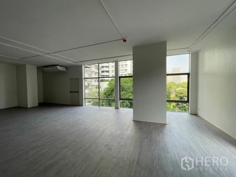 Office Space for rent in Bang Rak, Bangkok - Corner workspace with column and panoramic windows bringing abundant natural light.
