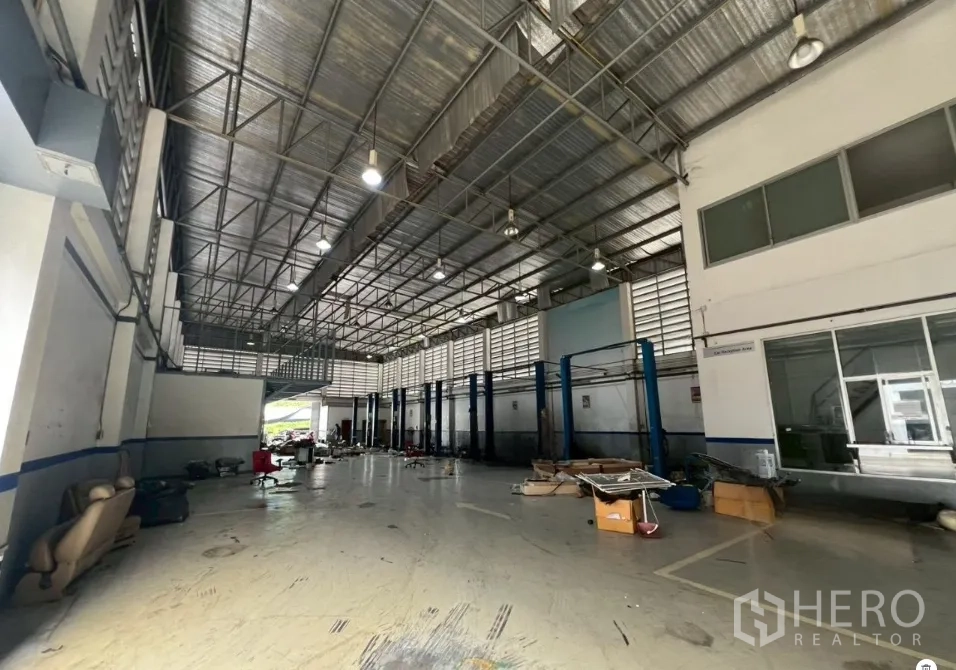 展厅 出租在Saphan Sung, Bangkok - 大型车间区域，高钢结构屋顶与多组升降位，采光充足