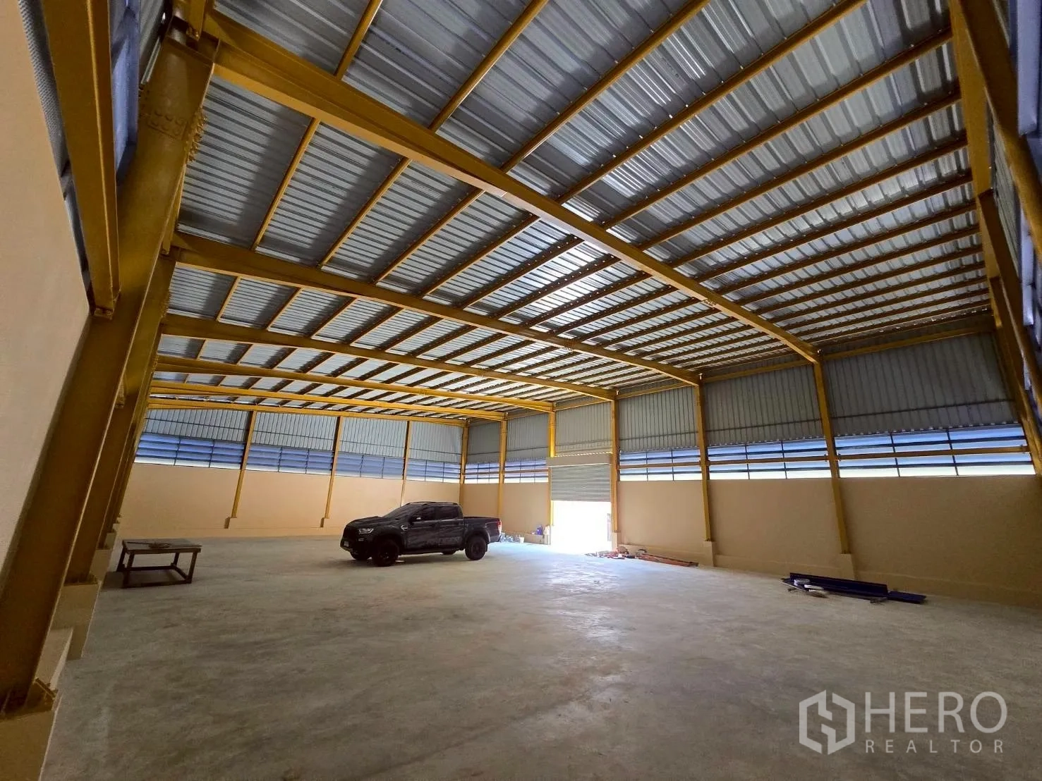 货栈 for rent in Khlong Sam Wa, Bangkok - 仓库内部空间通透，高钢结构屋顶、混凝土地面，配宽幅卷闸门。