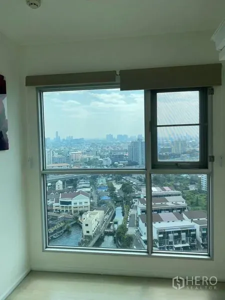 คอนโด ขายในKhlong Toei, Bangkok - หน้าต่างบานใหญ่ มองเห็นวิวสกายไลน์และคลองย่านพระโขนง