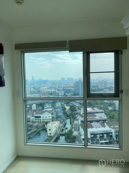 คอนโด ขายในKhlong Toei, Bangkok - หน้าต่างบานใหญ่ มองเห็นวิวสกายไลน์และคลองย่านพระโขนง