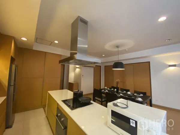 คอนโด ให้เช่าในWatthana, Bangkok - ครัวโมเดิร์นพร้อมเตาและฮูดสแตนเลส ไมโครเวฟ มองเห็นโซนรับประทานอาหาร