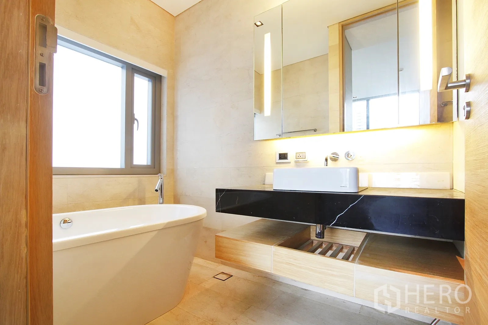 คอนโด ขายในBang Rak, Bangkok - ห้องน้ำสไตล์สปา พร้อมอ่างอาบน้ำเดี่ยว กระจกบานใหญ่ และเคาน์เตอร์หินสีดำ