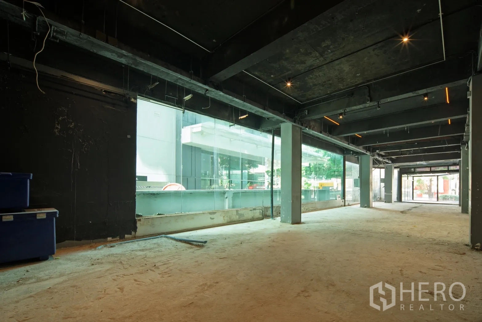 พื้นที่ขายปลีก ให้เช่า - พื้นที่ค้าปลีกโล่ง พร้อมช่องแสงกระจกยาวตลอดแนวด้านข้างรับแสงธรรมชาติ