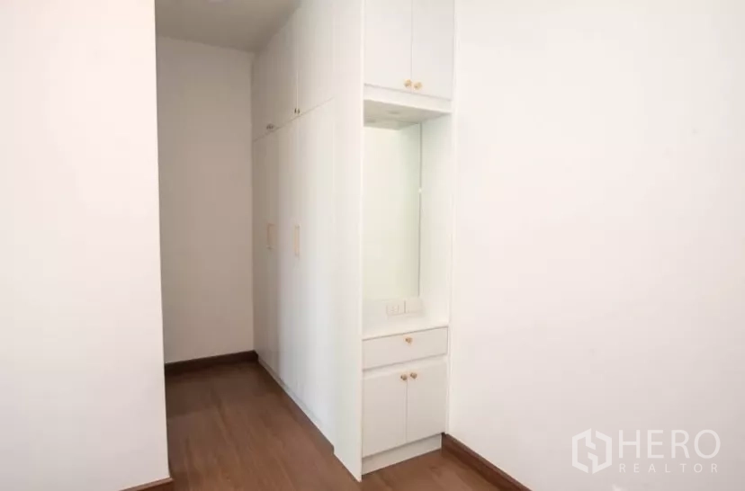 Detached House for rent in Bang Phli, Samut Prakan - Built-in white wardrobe with dressing nook and storage cabinets.