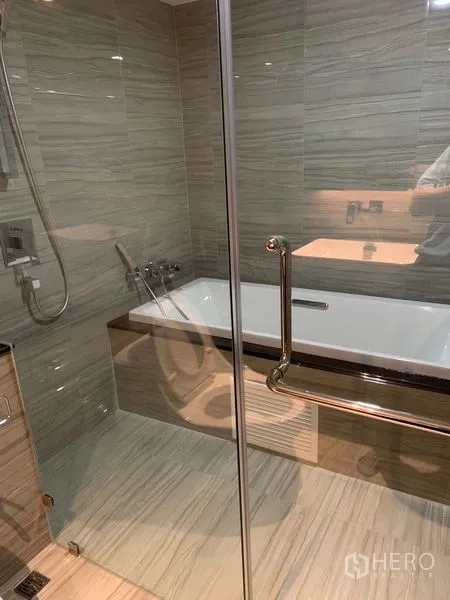 คอนโด ให้เช่าในPathum Wan, Bangkok - ห้องน้ำอีกห้องพร้อมอ่างอาบน้ำบิวท์อินและห้องอาบน้ำกระจก