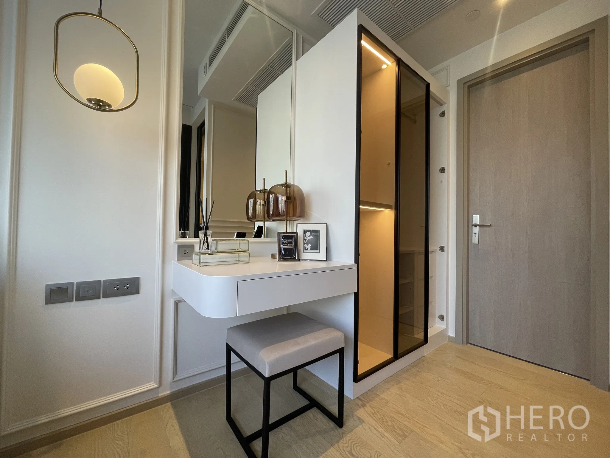 คอนโด ให้เช่าในDin Daeng, Bangkok - โซนโต๊ะเครื่องแป้งในห้องนอนพร้อมสตูล กระจก และตู้เสื้อผ้าบานกระจก