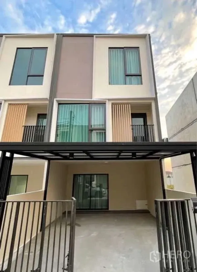 联排别墅 出租在Bang Phli, Samut Prakan - 现代联排外立面，带有顶棚车位与高窗。