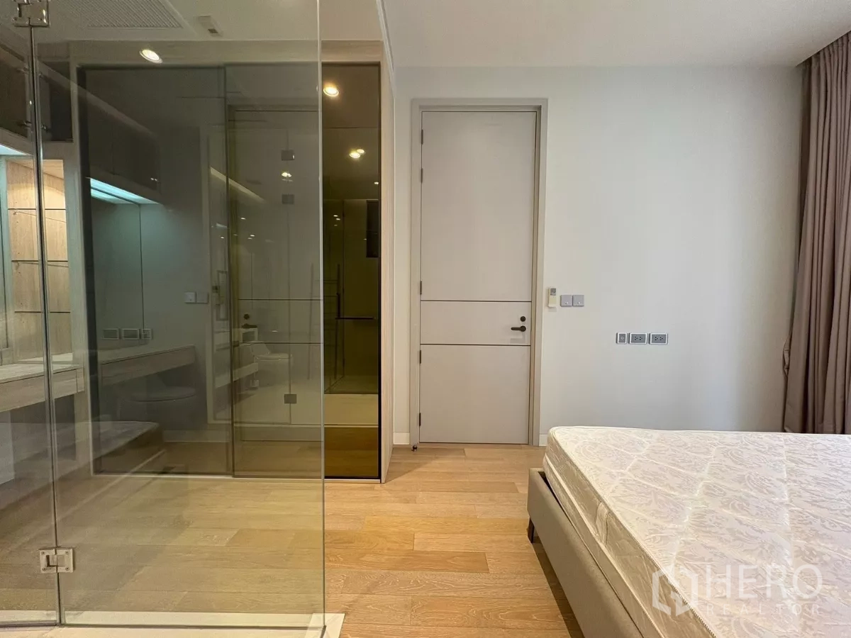 คอนโด ให้เช่าในWatthana, Bangkok - ห้องนอนมุมที่เห็นฝักบัวกระจก โซนแต่งตัว และประตูทางเข้า