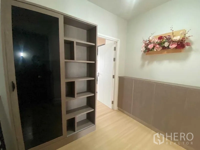 Home Office for rent or sale in Bang Phli, Samut Prakan - Upper hallway with custom shelving and wall-mounted floral decor.