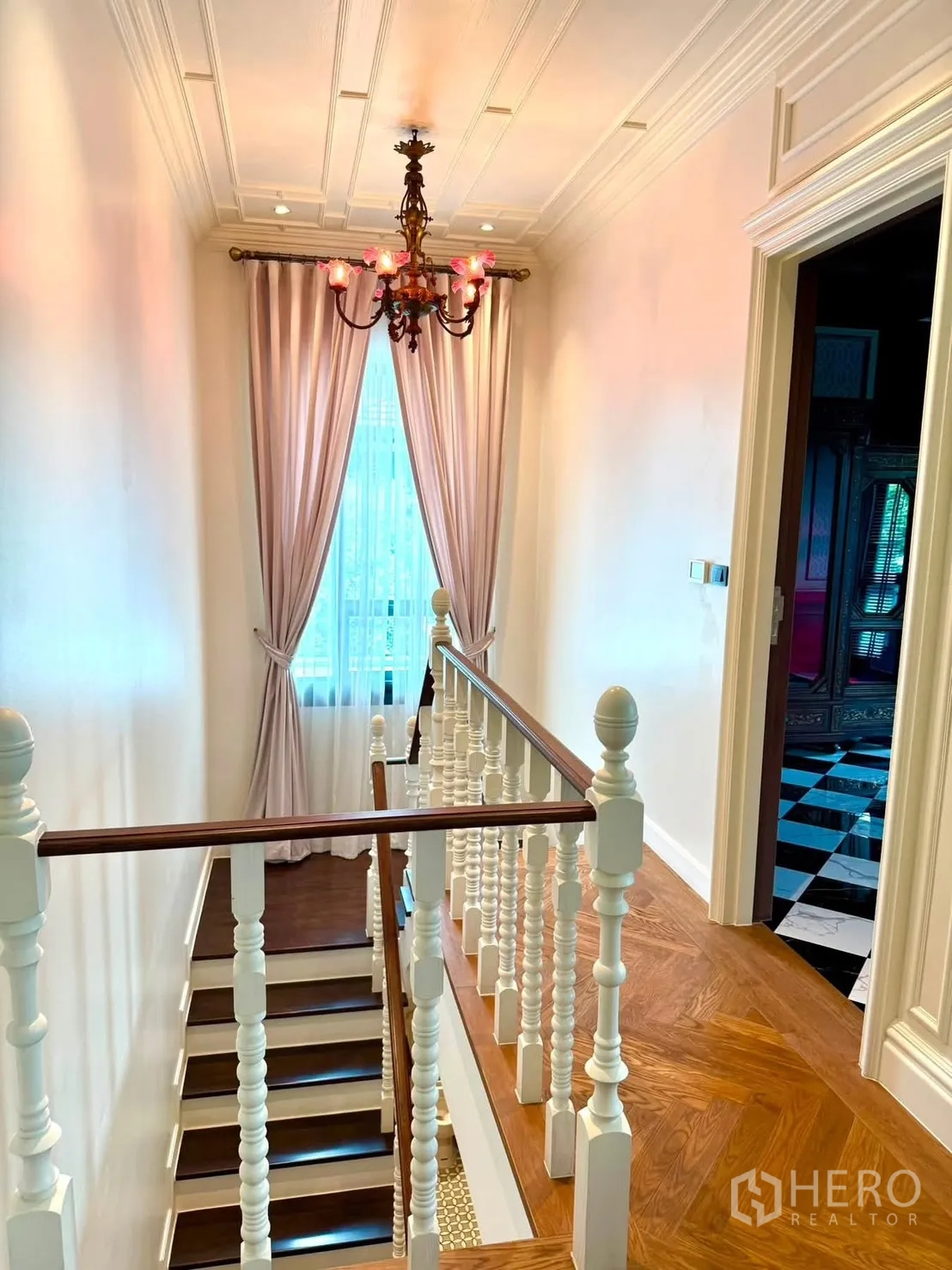 บ้านเดี่ยว for rent in Bang Kapi, Bangkok - บันไดลูกกรงสีขาว ขั้นไม้ และโคมไฟวินเทจ.