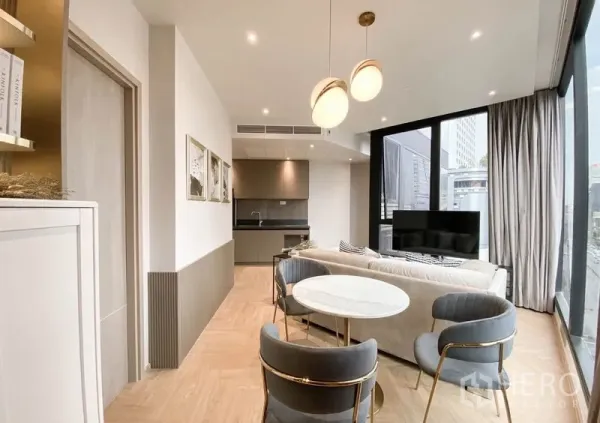 คอนโด ให้เช่าในDin Daeng, Bangkok - พื้นที่นั่งเล่นแบบโอเพ่นต่อเนื่องครัว ขนาดกะทัดรัด หน้าต่างบานใหญ่และพื้นลายก้างปลา