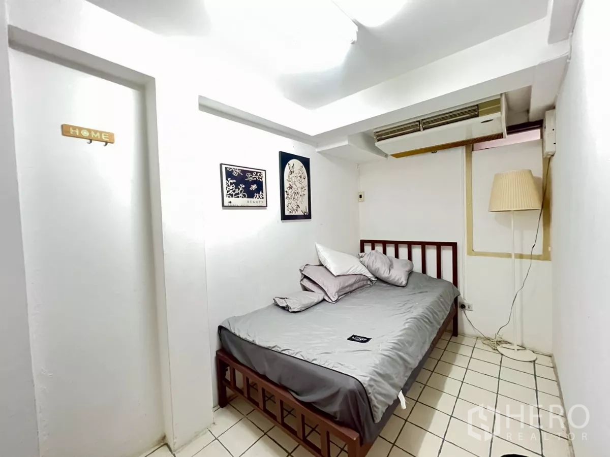Home Office for rent in Watthana, Bangkok - Compact bedroom with single bed, tiled floor and air conditioning.