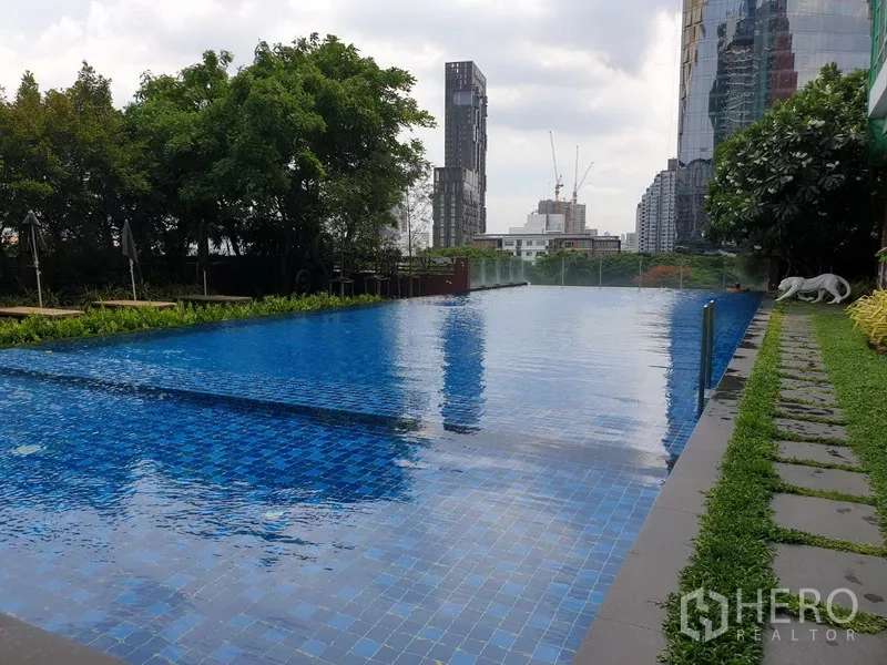 คอนโด ให้เช่าหรือขายในWatthana, Bangkok - สระว่ายน้ำกลางแจ้งปูโมเสกสีน้ำเงิน พร้อมพื้นที่สวนและวิวเมือง