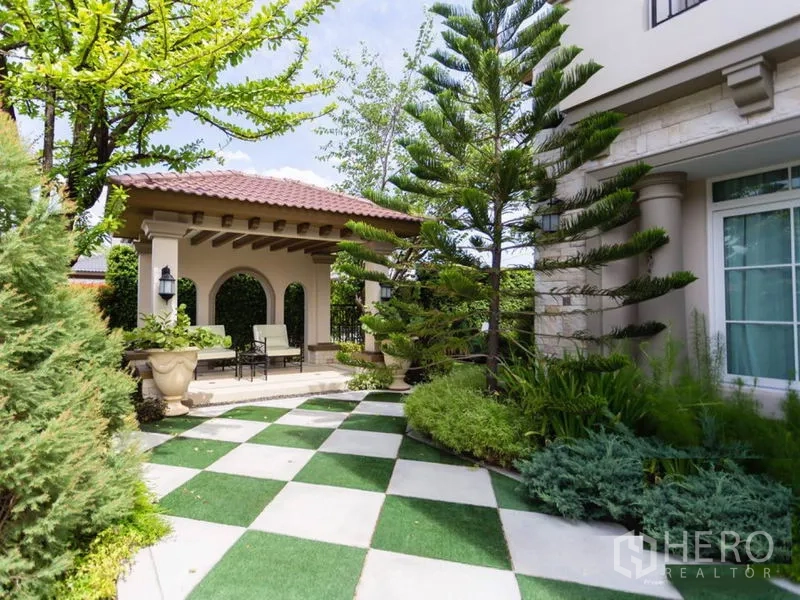 บ้าน ให้เช่าในMueang Samut Prakan, Samut Prakan - สวนจัดแต่งพร้อมลานลายตารางและศาลาพักผ่อนมีที่นั่ง ใต้ต้นไม้ใหญ่