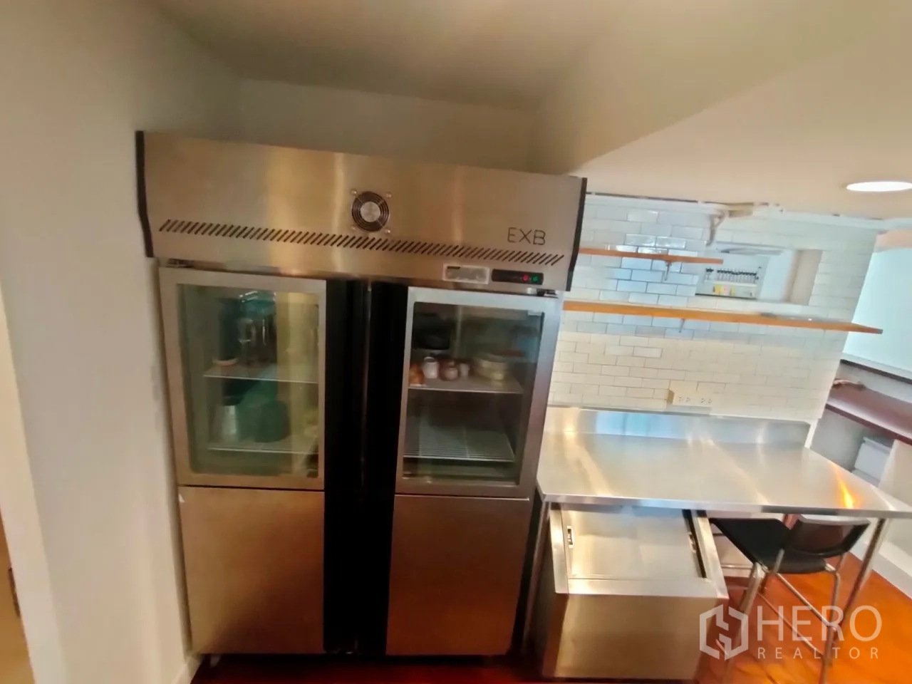 零售空间 出租在Khlong Toei, Bangkok - 商用不锈钢冰箱旁设不锈钢备餐台与层架。