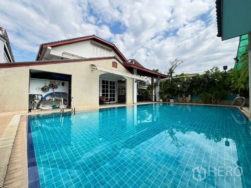 Detached House for rent in Chatuchak, Bangkok - Private outdoor swimming pool beside the house with patio and greenery.
