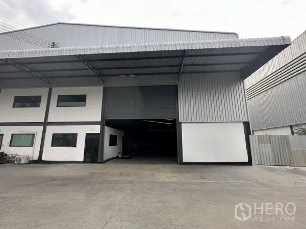 คลังสินค้า ให้เช่าในSamut Prakan - ภายนอกโกดังสมัยใหม่ที่บางพลี สมุทรปราการ มีหลังคาโหลดของและประตูม้วนขนาดใหญ่