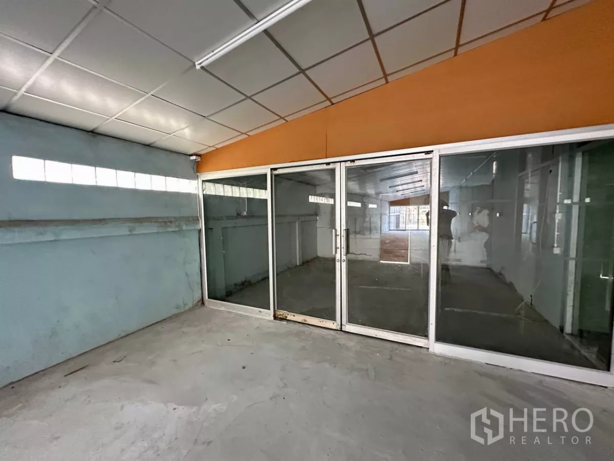 工厂 出租在Samut Prakan - 带推拉玻璃门与吊顶的封闭工作间