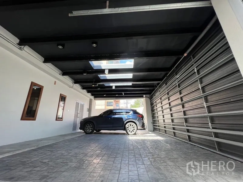 独立式住宅 出售在Chatuchak, Bangkok - 有顶车库，电动卷闸门与天窗，可停放多辆车辆。