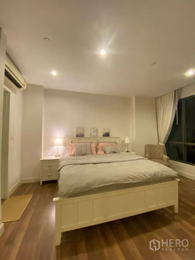 คอนโด ให้เช่าในPhra Khanong, Bangkok - ห้องนอนใหญ่ เตียงคิงไซซ์ โต๊ะหัวเตียง และพื้นไม้
