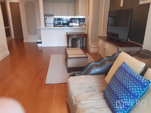 คอนโด ให้เช่าในKhlong Toei, Bangkok - โซนรับแขกเชื่อมครัวบาร์นั่งเล่น พื้นไม้และชั้นวางทีวี