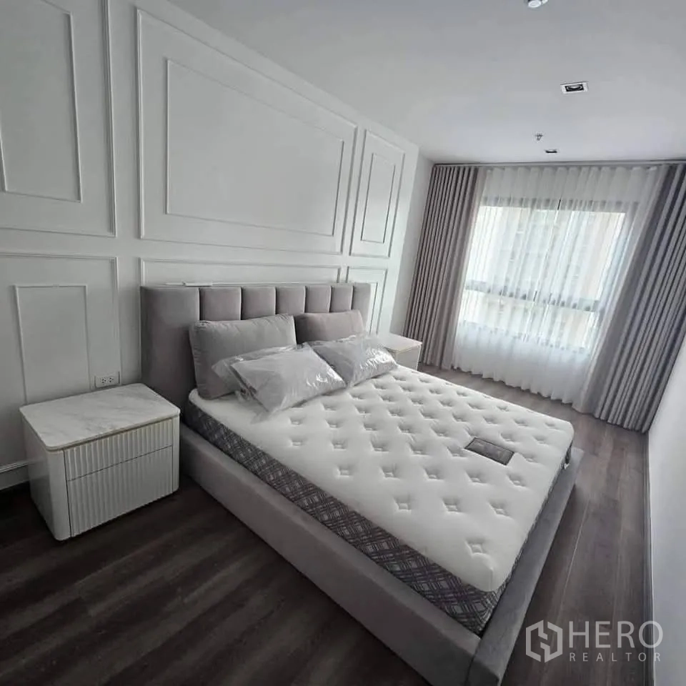 公寓 for rent in Huai Khwang, Bangkok - 卧室另一视角，设大窗与浅灰窗帘。
