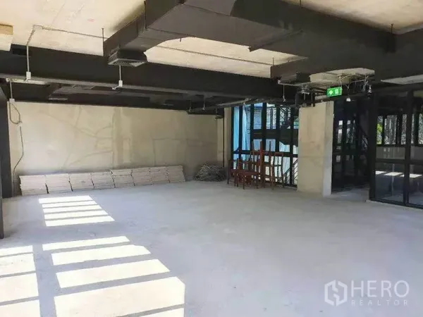 พื้นที่ขายปลีก ให้เช่าในWatthana, Bangkok - พื้นที่เปิดโล่งสภาพเปล่า เพดานเปลือย พื้นคอนกรีต และหน้าต่างบานใหญ่