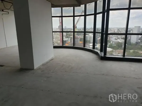 สำนักงาน ให้เช่าในWatthana, Bangkok - ออฟฟิศมุมอาคารแบบเปล่า หน้าต่างกระจกโค้งเต็มผนัง มองเห็นวิวเมืองกรุงเทพแบบพาโนรามา ย่านเอกมัย