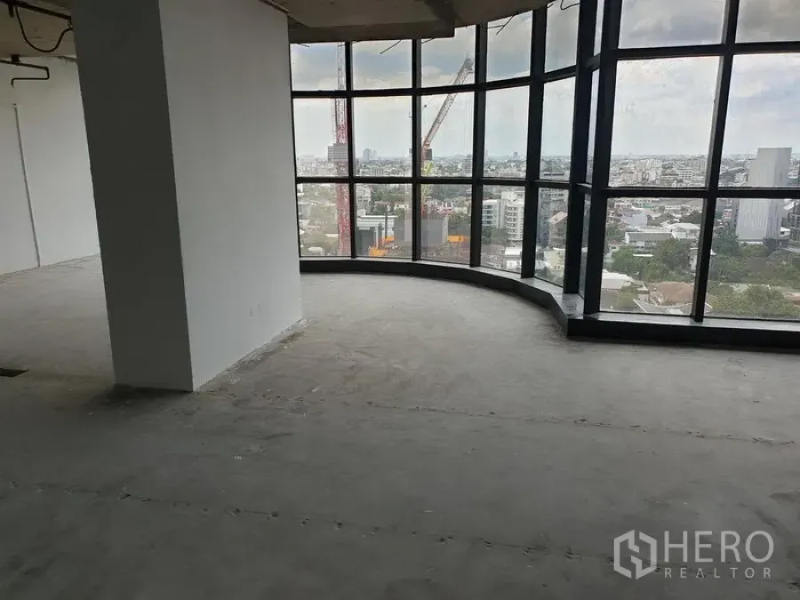 สำนักงาน ให้เช่าในWatthana, Bangkok - ออฟฟิศมุมอาคารแบบเปล่า หน้าต่างกระจกโค้งเต็มผนัง มองเห็นวิวเมืองกรุงเทพแบบพาโนรามา ย่านเอกมัย