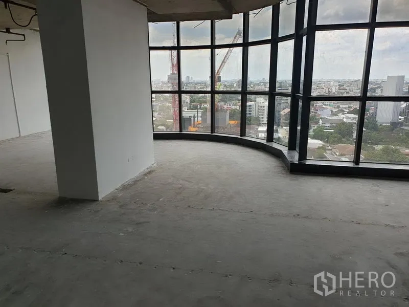 สำนักงาน ให้เช่าในWatthana, Bangkok - ออฟฟิศมุมอาคารแบบเปล่า หน้าต่างกระจกโค้งเต็มผนัง มองเห็นวิวเมืองกรุงเทพแบบพาโนรามา ย่านเอกมัย