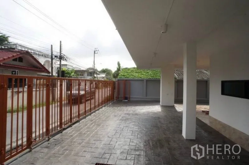 สำนักงานที่บ้าน ให้เช่าในChatuchak, Bangkok - ลานจอดรถชั้นล่างมีรั้วรอบ ปกคลุมบางส่วน รองรับหลายคัน