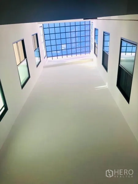 สำนักงานที่บ้าน ให้เช่าในKhlong Toei, Bangkok - ปล่องแสงกลางบ้านสูงโปร่ง หน้าต่างบานกริดและช่องแสงรอบด้านรับแสงธรรมชาติ