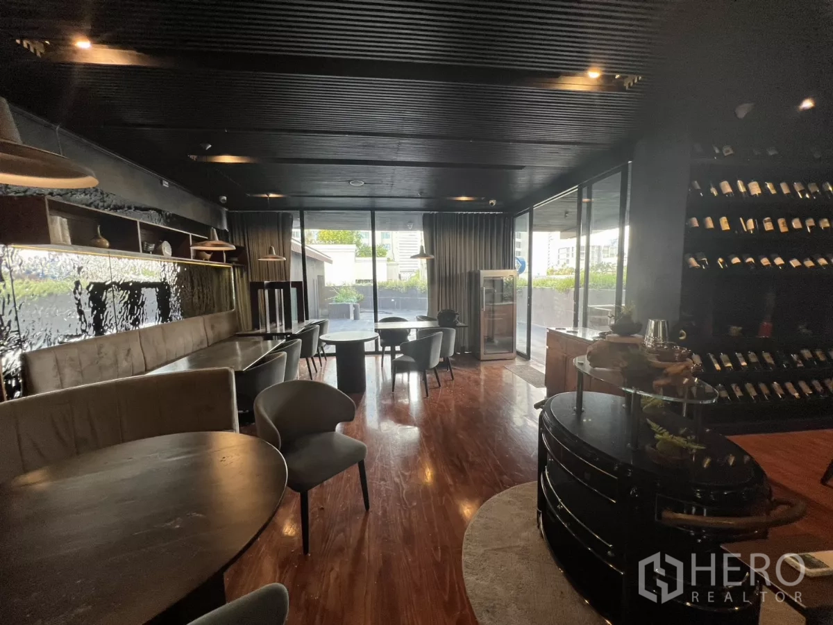 Retail Space for rent - Dining room facing the terrace with wine display and floor-to-ceiling windows.