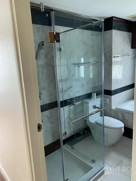 公寓 出租或出售在Sathon, Bangkok - 浴室配玻璃淋浴房、手持花洒和现代座厕