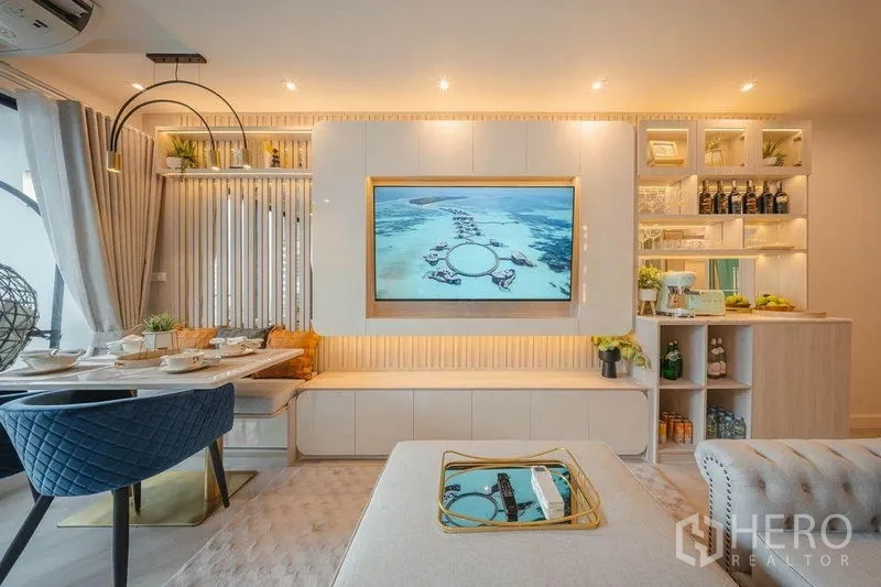 คอนโด ให้เช่า - พื้นที่นั่งเล่น–รับประทานอาหาร ผนังทีวี ตู้บิลท์อิน และชั้นบาร์ไฟสวย