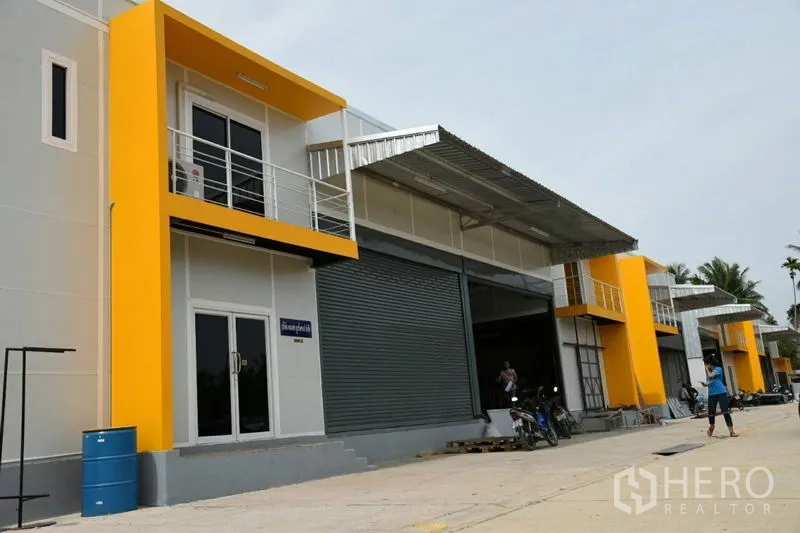 คลังสินค้า ให้เช่าในThung Khru, Bangkok - อาคารโกดังหลายยูนิตมีประตูม้วนและระเบียงชั้นสอง