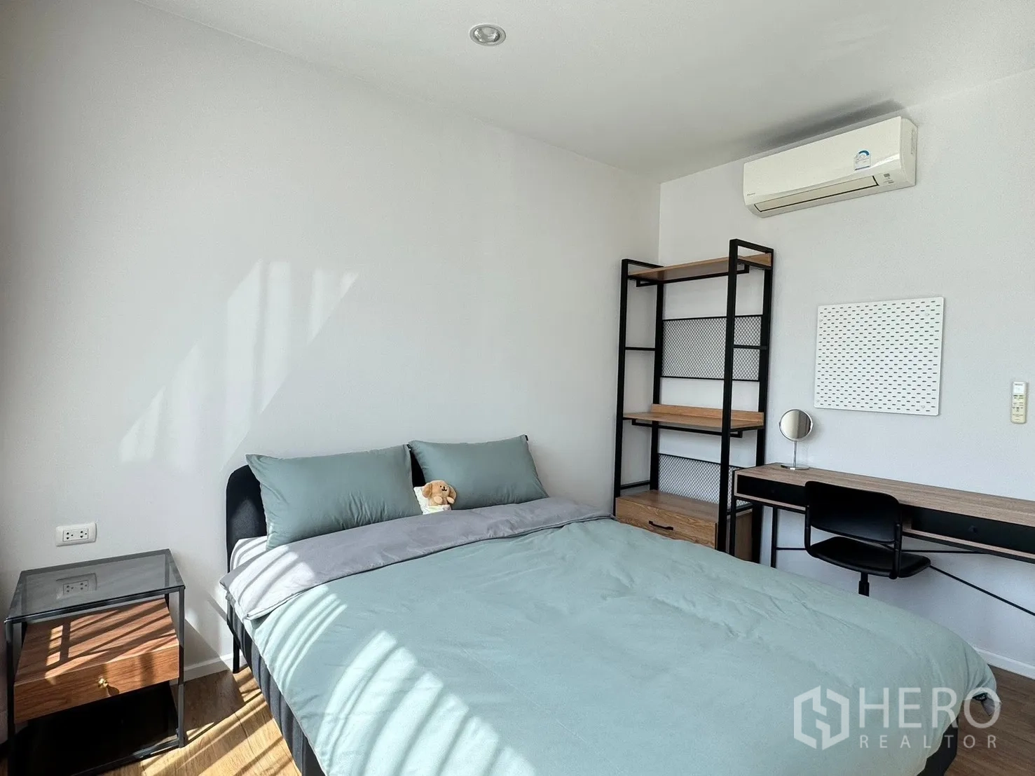 Townhouse for rent in Saphan Sung, Bangkok - Guest bedroom with bed, study desk, shelving and air conditioner.